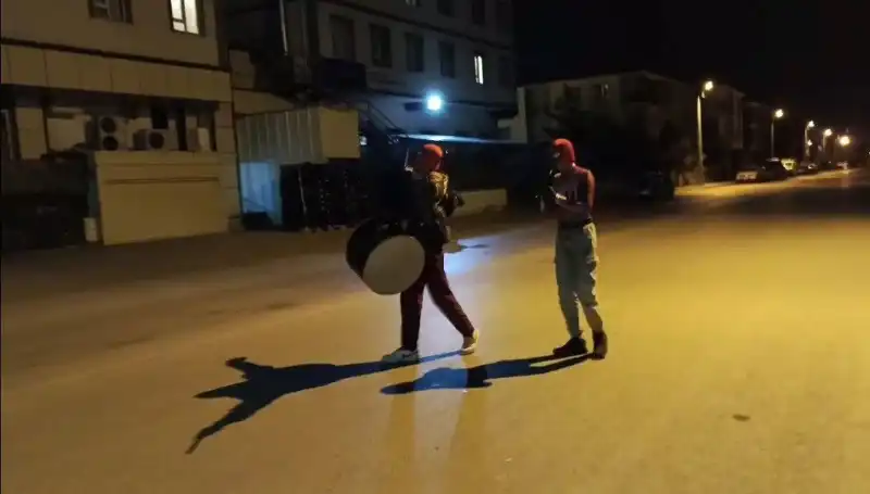 Erzincan'ın Sokaklarında Sahur Geleneği: Eğlenceli "Örümcek Adamlar" Aktiviteleri