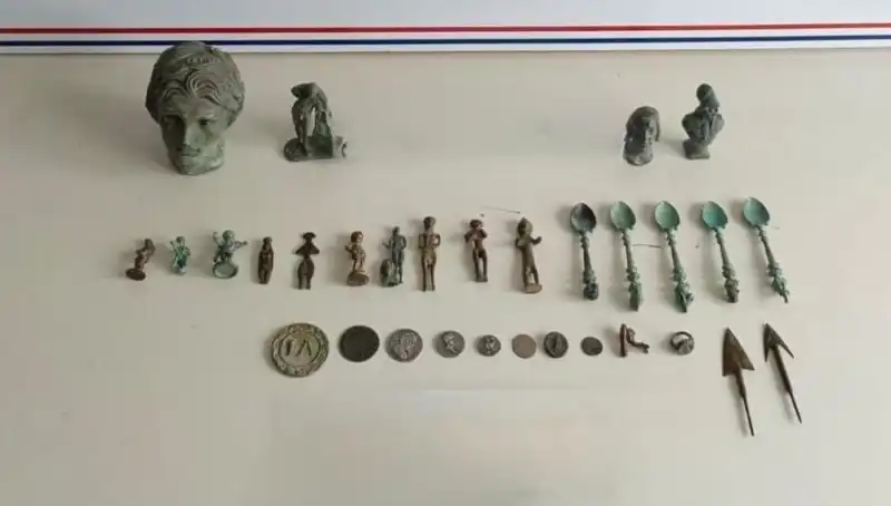 Roma Dönemine Ait Tarihi Eserler Güvenlik Güçlerince Ele Geçirildi