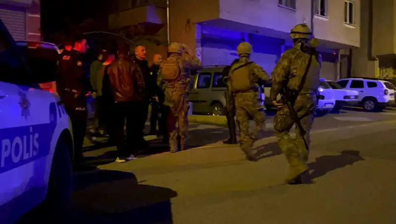 Tüfekle Balkon İle Korku Saçtı, Polisi Evde Karşıladı!