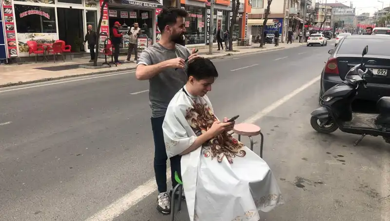 Dehşet Anında Yarım Kalan Tıraşı Dışarıda Tamamladı!