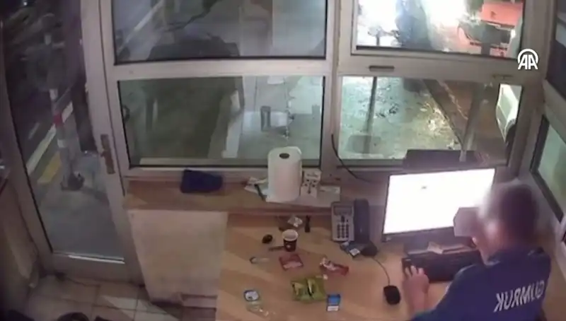 Kapıkule'de Rüşvet Skandalı: 23 Gümrük Memuru Gözaltında!