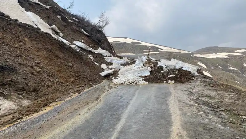 Muş'ta Heyelan Sonrası Kapalı Köy Yolu Yeniden Ulaşıma Açıldı
