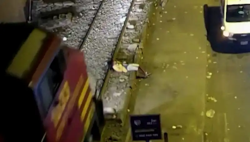 Hayatta Kalmanın Mucizesi: Tren Çarptıktan Saniyeler Sonra Yürüyen Adam