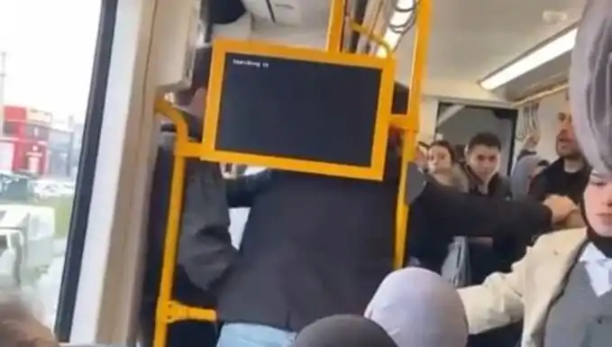 Metroda Yaşanan Tekme Tokat Kavga, Yolcuları Şoke Etti!