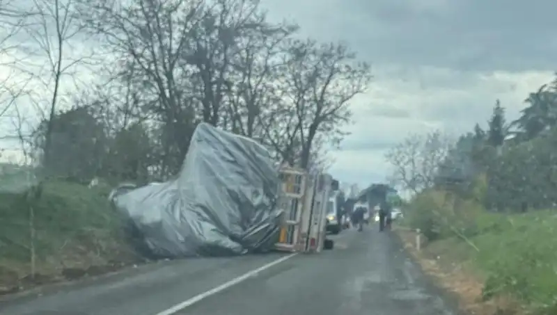 Tekirdağ'da Saman Yüklü TIR Devrildi: Bir Kişi Yaralandı