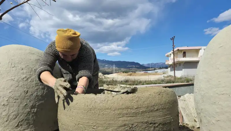 Hatay'da Kadınların Killi Topraktan Elde Ettiği Sanat: El Emeğiyle Oluşan Güzellikler