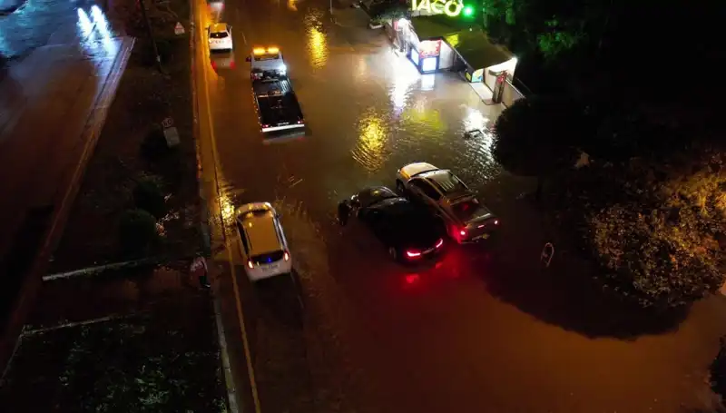 Adana'da Yağmur Felaketi: Cadde ve Yolları Sular Bastı!