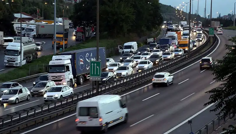 Bayram Öncesi Yoğun Trafikte Alınan Önemler: Yasak Başlıyor!