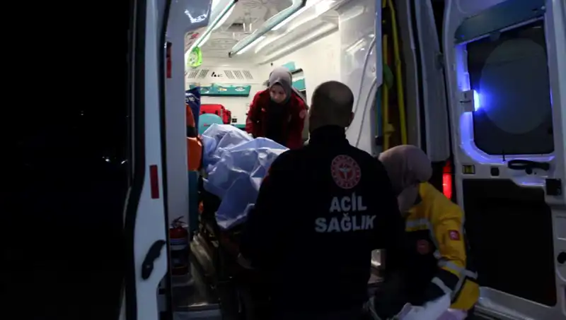 Küfürleşme Sonrası Korkunç Kavga: Kan Aktı, Yaralılar Hastaneye Kaldırıldı