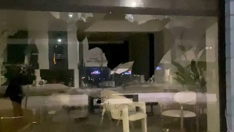 Mobilya Mağazasına Taşlı Saldırı: Güvenlik Kameraları Her Şeyi Kaydetti